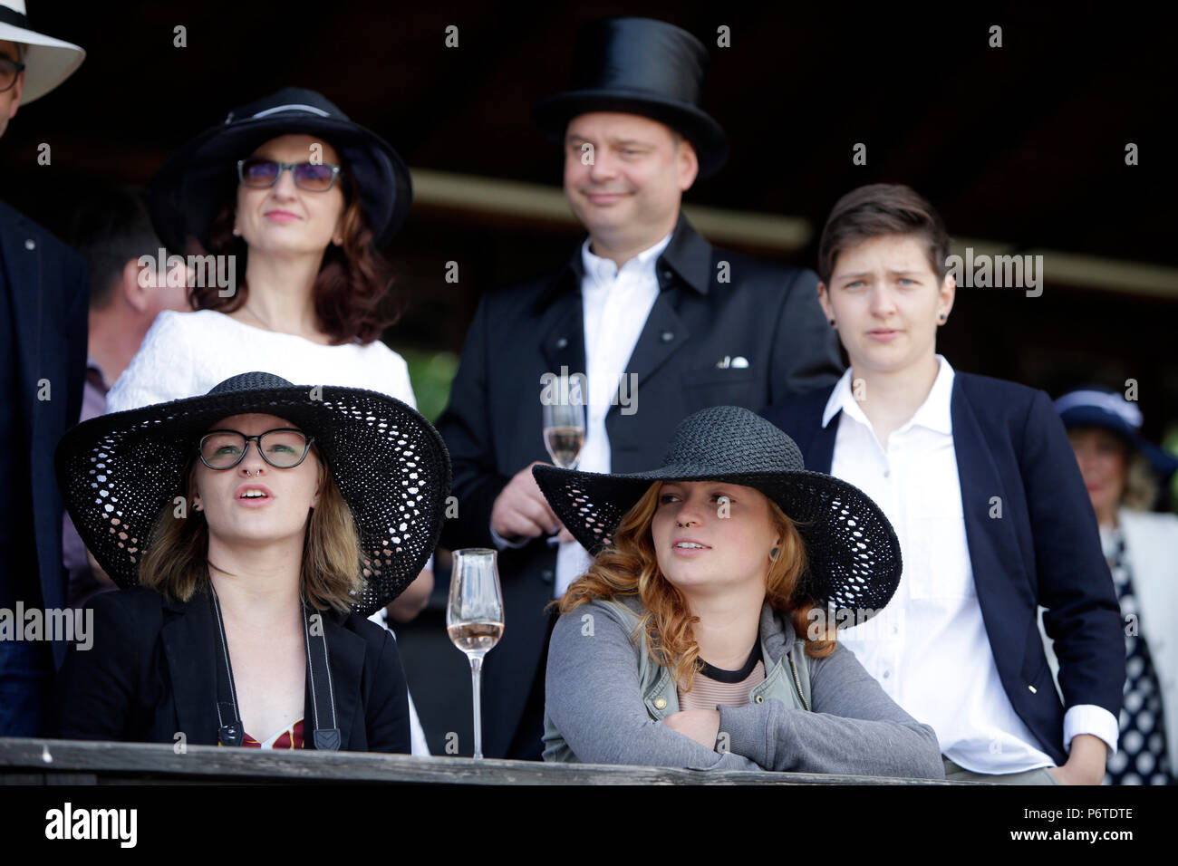 Dresden, elegant gekleidete Rennstrecke Besucher Stockfoto