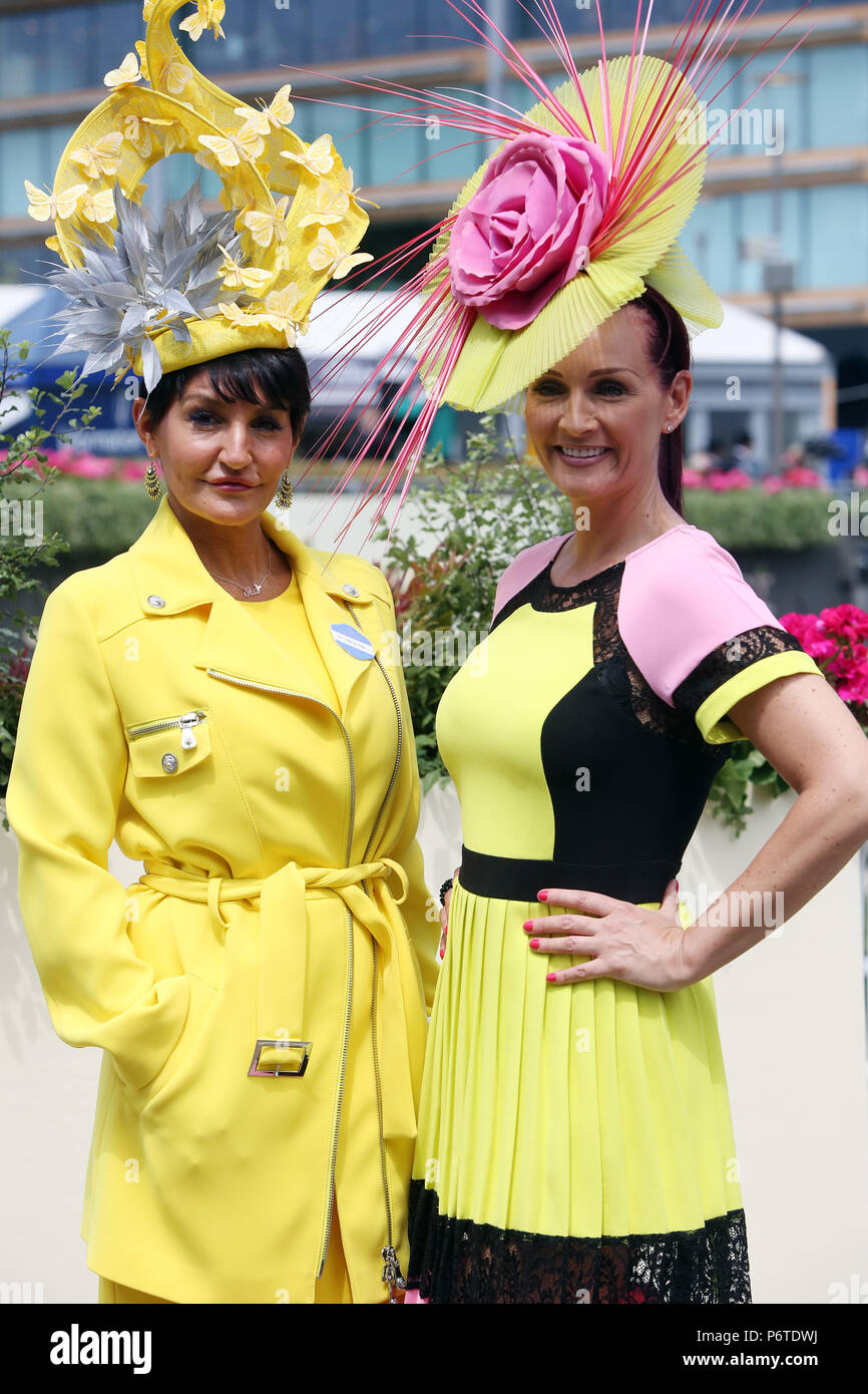 Royal Ascot, Mode, Frauen auf der Pferderennbahn Stockfoto