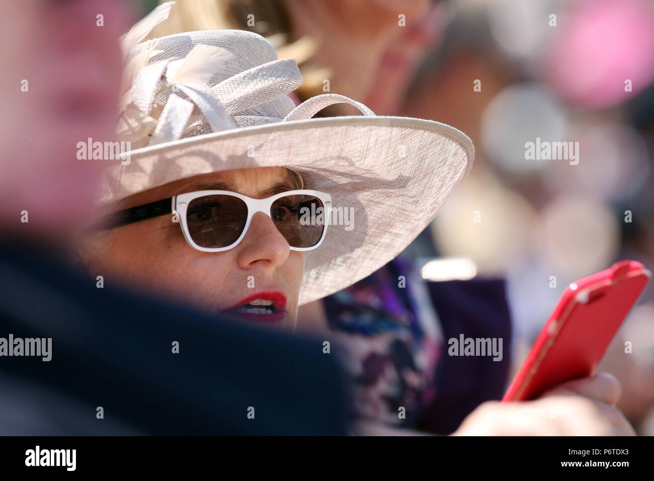 Royal Ascot, Mode, Frau mit Sonnenbrille auf der Pferderennbahn Stockfoto