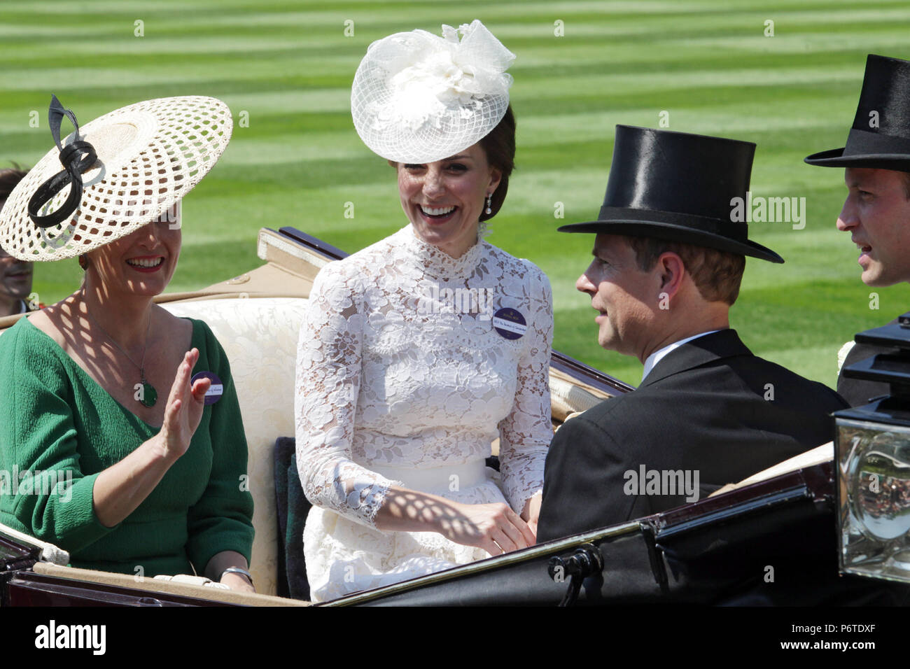 Royal Ascot, königliche Prozession. Sophie Gräfin von Wessex, Prince Edward, Katharina, Herzogin von Cambridge und William Prince anreisen, auf der Pferderennbahn Stockfoto