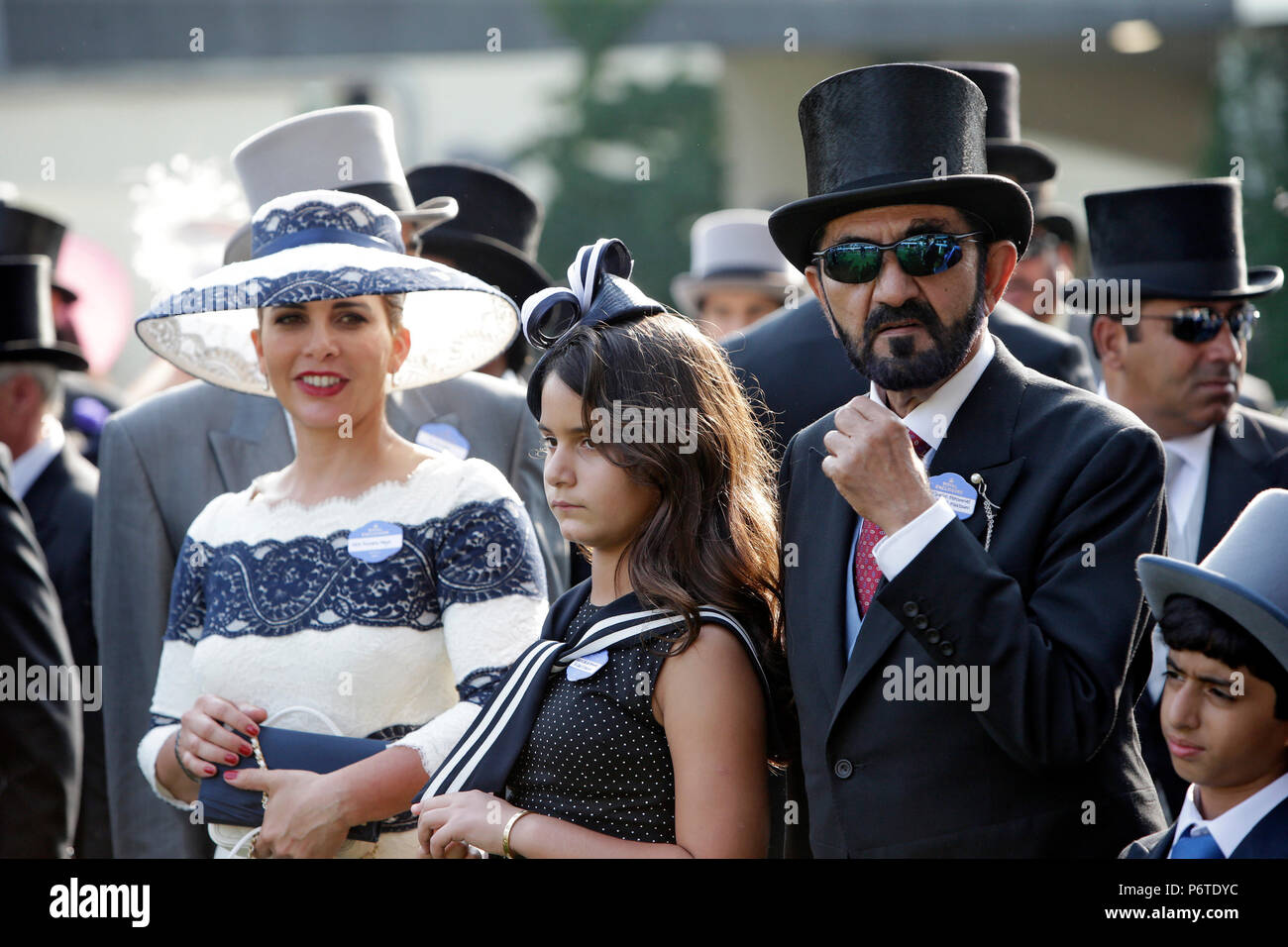 Royal Ascot, Portrait von Sheikh Mohammed Bin Rashid Al Maktoum, seine Tochter Jalila und seine Frau Prinzessin Haya von Jordanien Stockfoto