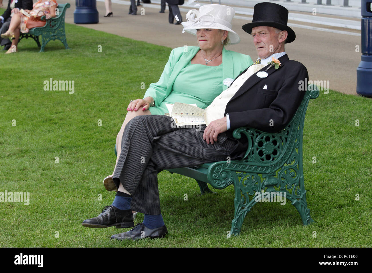Royal Ascot, Paar in eleganter Kleidung warten auf die Rennen Stockfoto