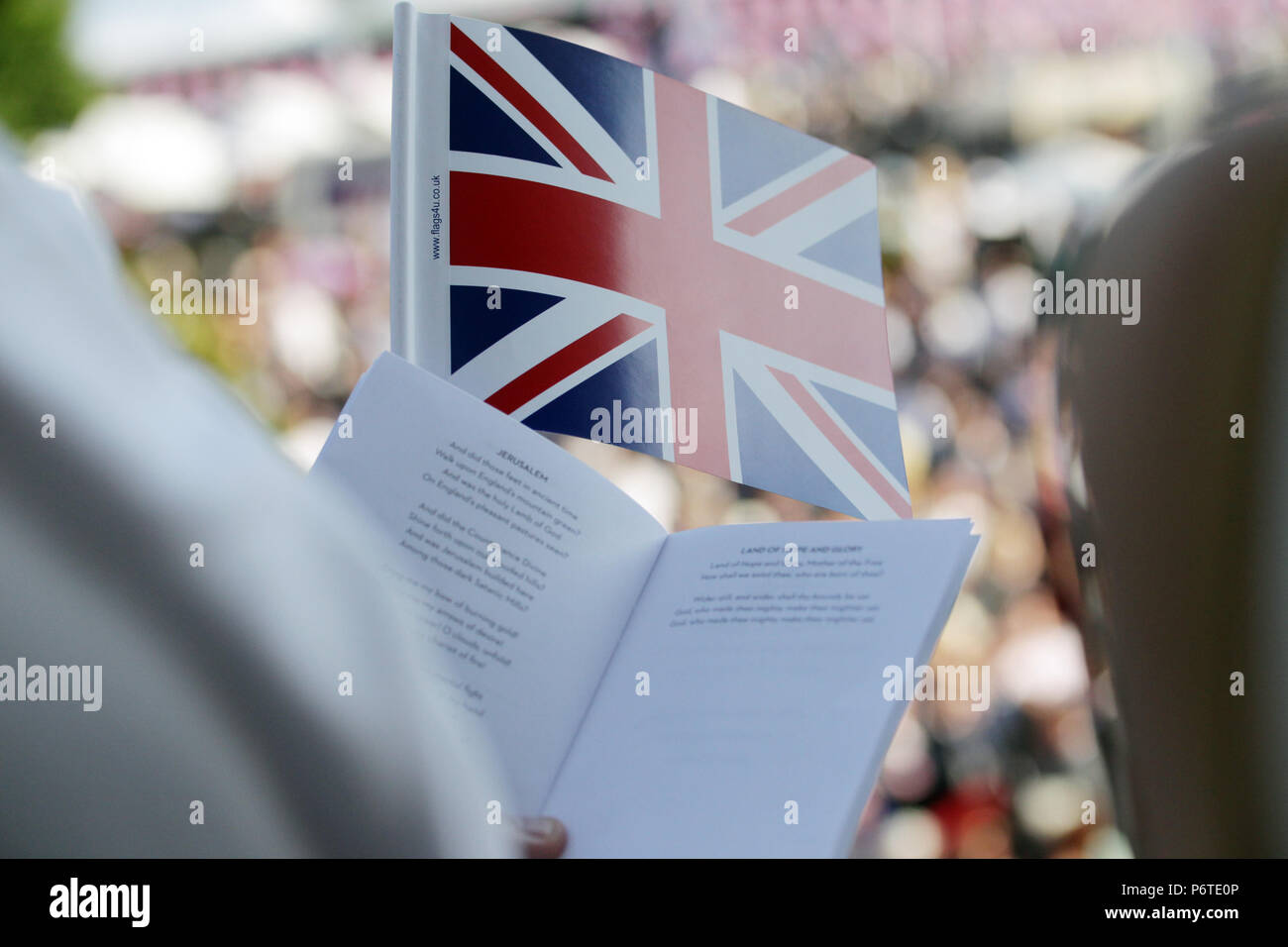 Royal Ascot, Nationalflagge und Song Book Stockfoto