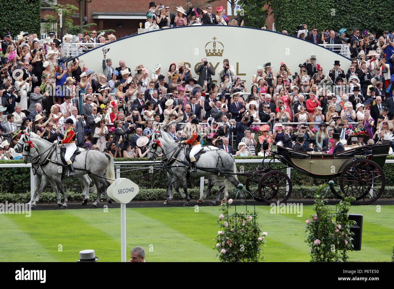 Royal Ascot, königliche Prozession. Queen Elizabeth die Zweite auf der Pferderennbahn anreisen Stockfoto