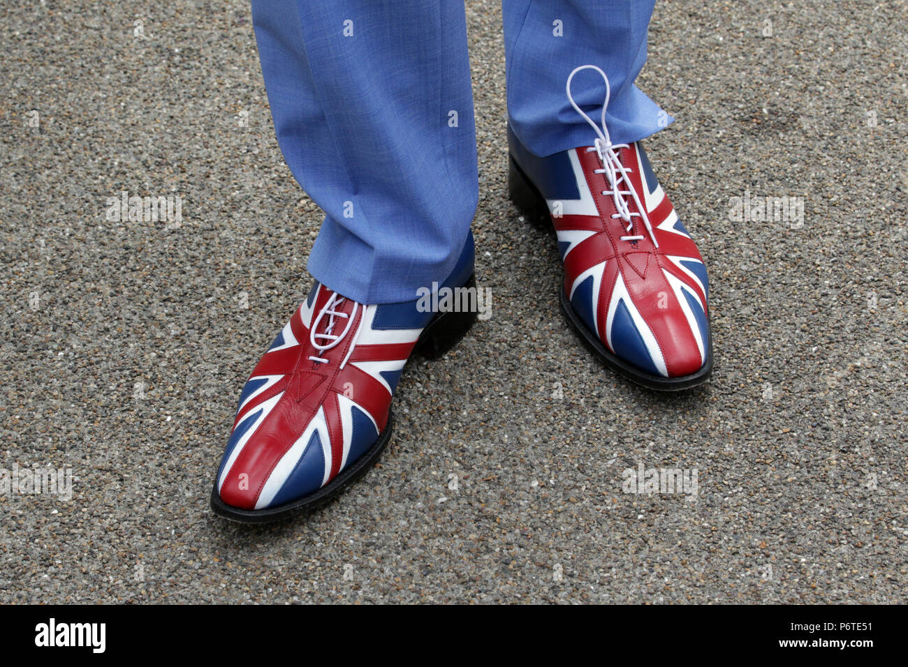 Royal Ascot, Mode auf Damen Tag, Schuhe in Union Jack Farben Stockfoto