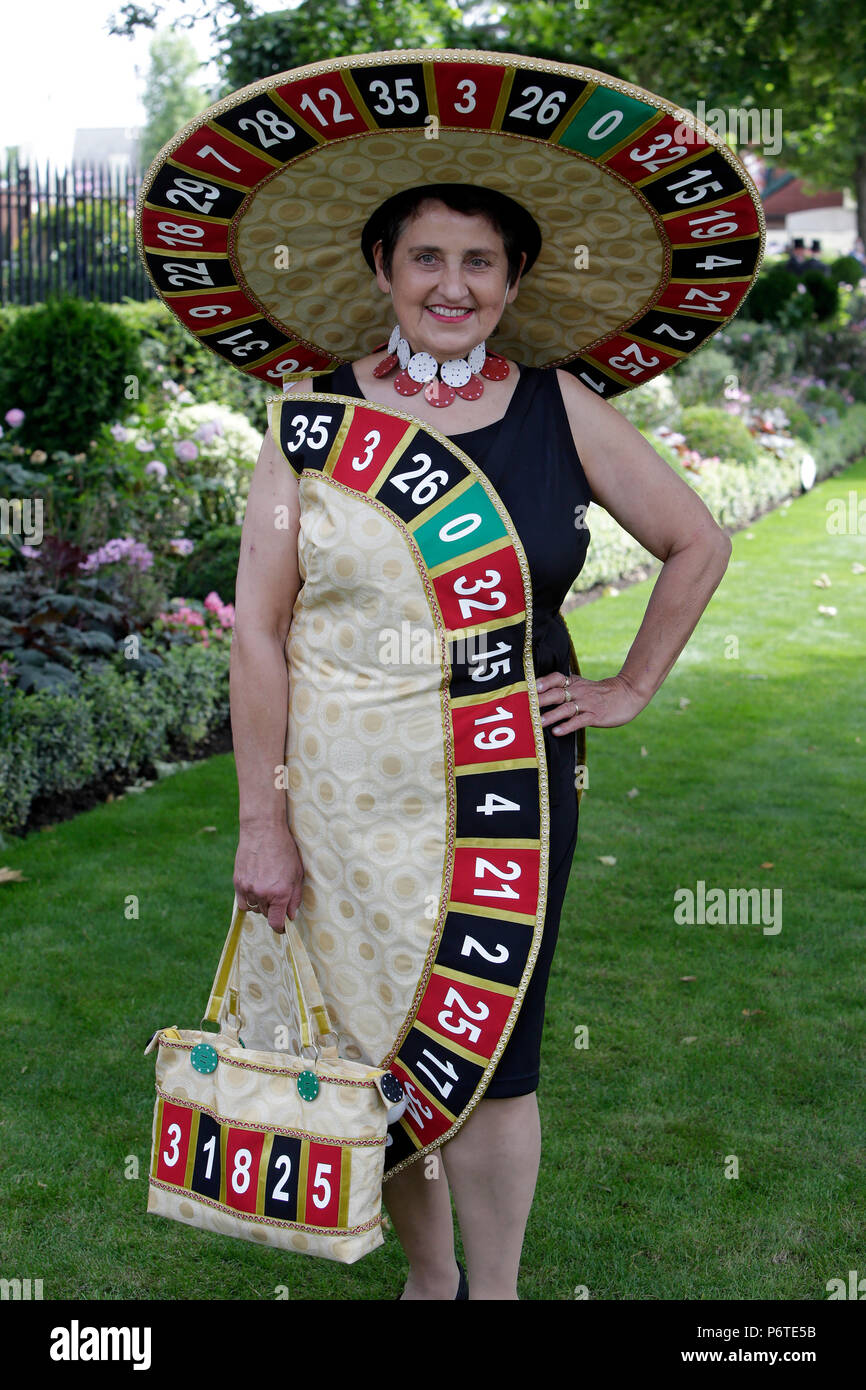 Royal Ascot, Mode auf Damen Tag, Frau mit einem witzigen hat auf der Pferderennbahn Stockfoto