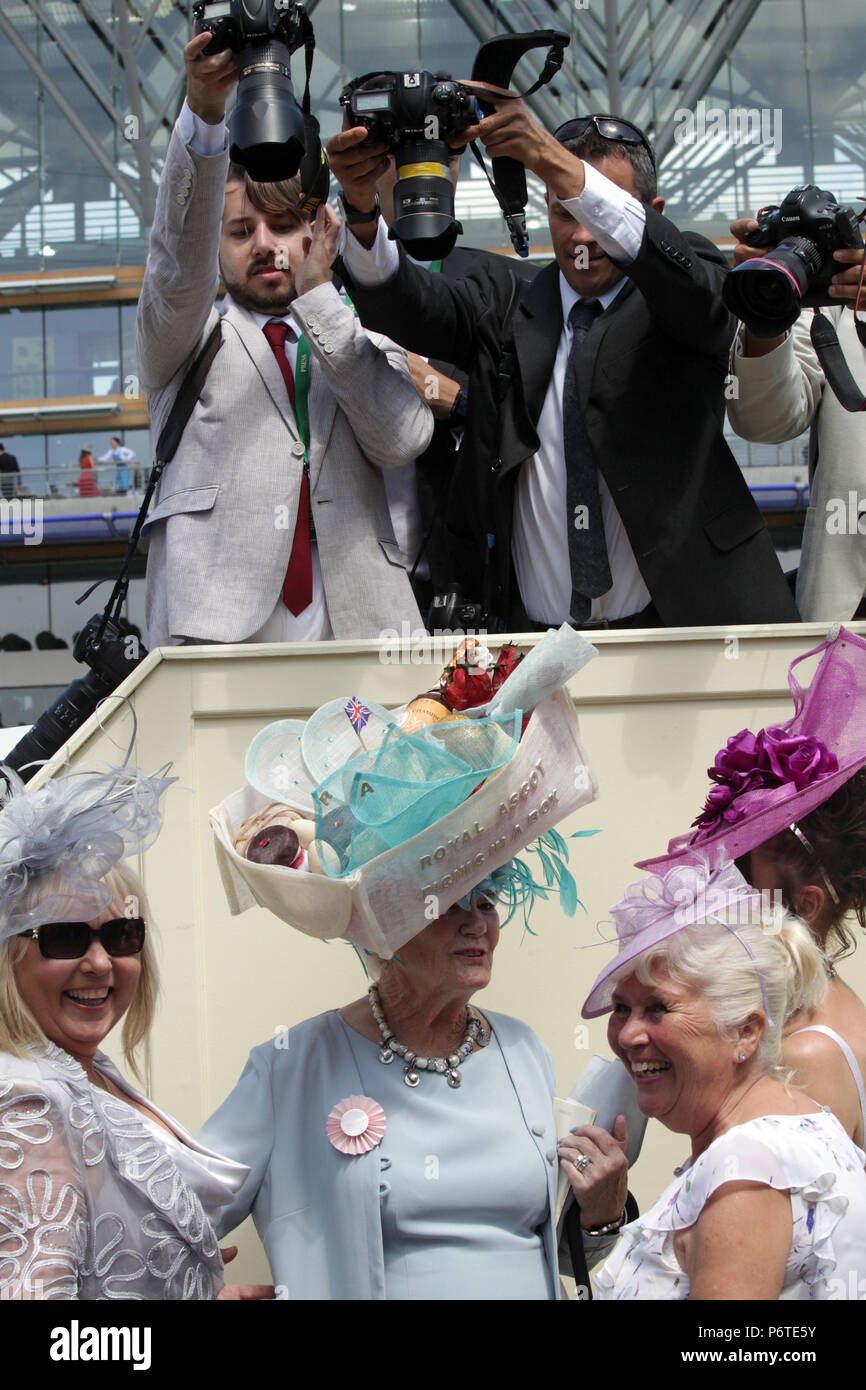 Royal Ascot, Mode auf Ladies Day, Fotografen haben einen Fokus auf Frauen mit Hüten Stockfoto