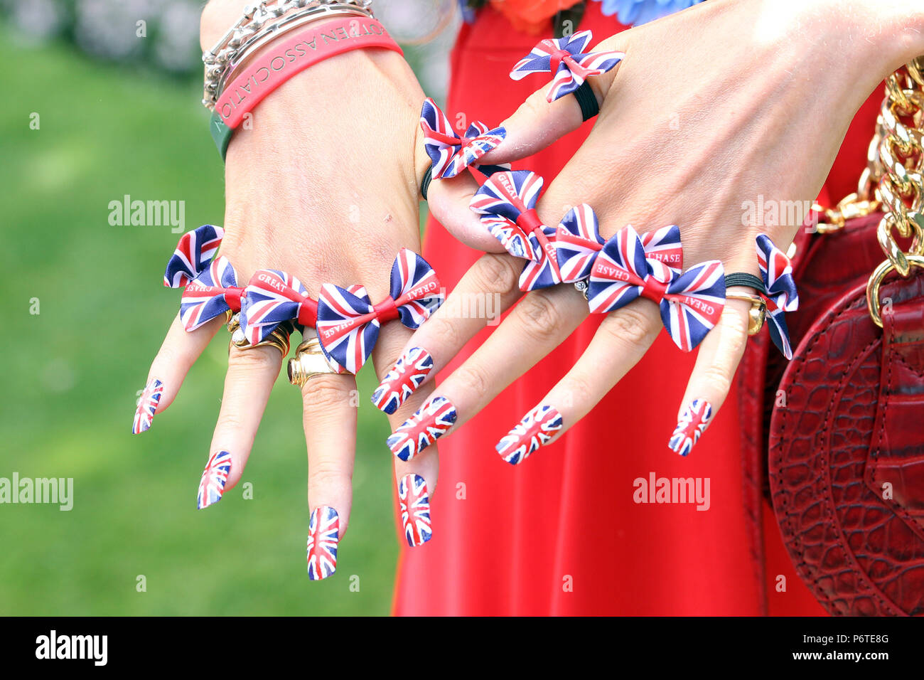 Royal Ascot, Mode, Nägel von der Frau in der nationalen Farben von Großbritannien Stockfoto