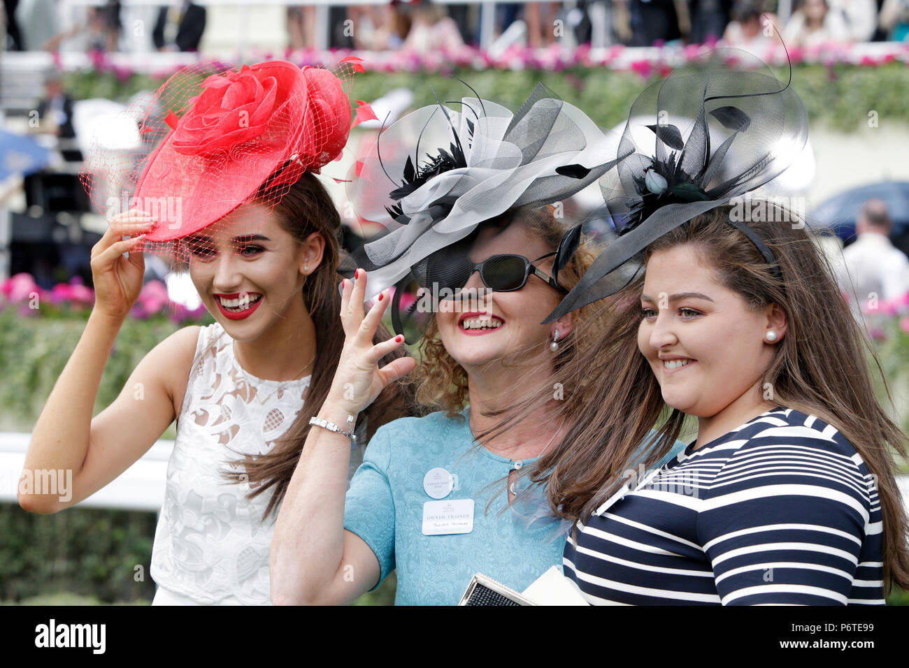 Royal Ascot, Mode, Frauen auf der Pferderennbahn Stockfoto
