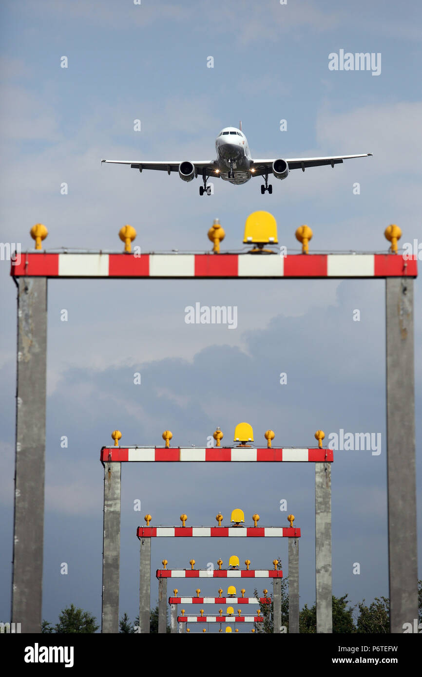 Langenhagen, Deutschland, Beleuchtung für Ansatz Unterstützung vor dem Flughafen Hannover-Langenhagen Stockfoto