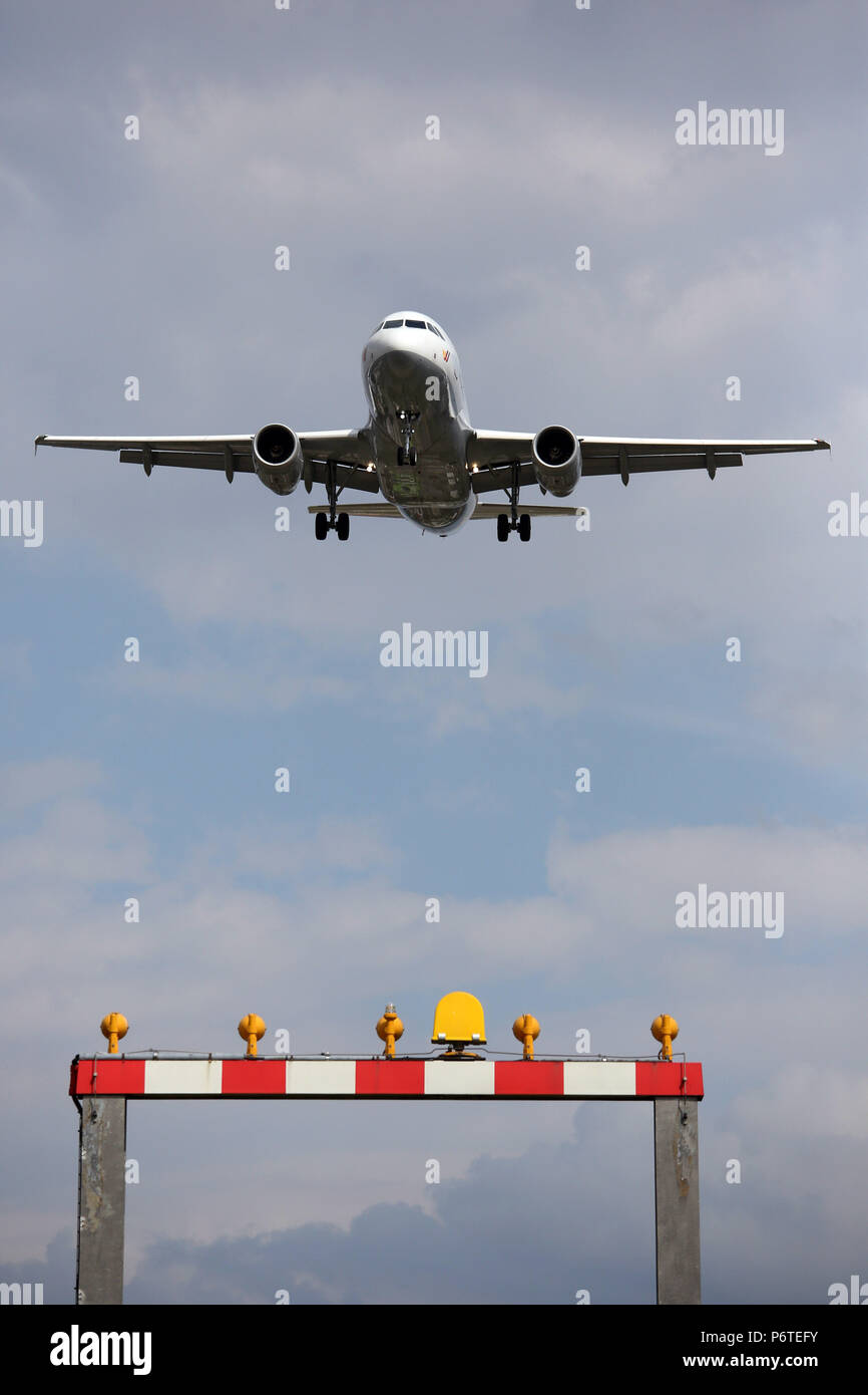 Langenhagen, Deutschland, Beleuchtung für Ansatz Unterstützung vor dem Flughafen Hannover-Langenhagen Stockfoto