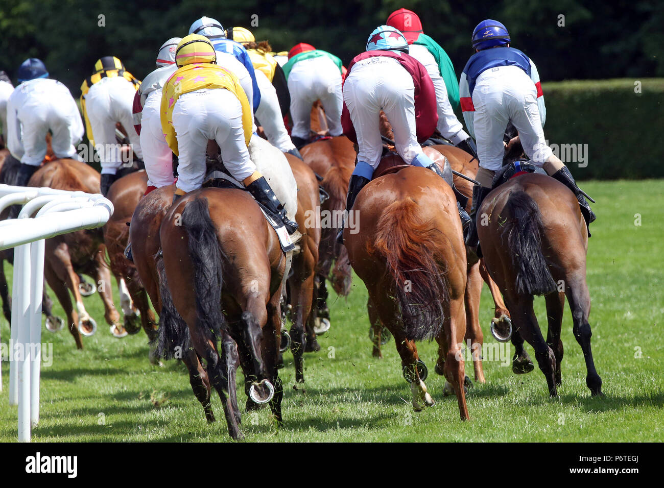 Hannover, Pferde und Jockeys in einem Bogen Stockfoto