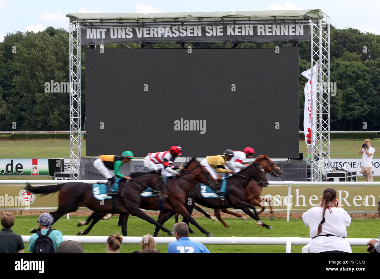 Hannover, schwarzer Bildschirm auf dem Bildschirm während einer galopp Rennen Stockfoto