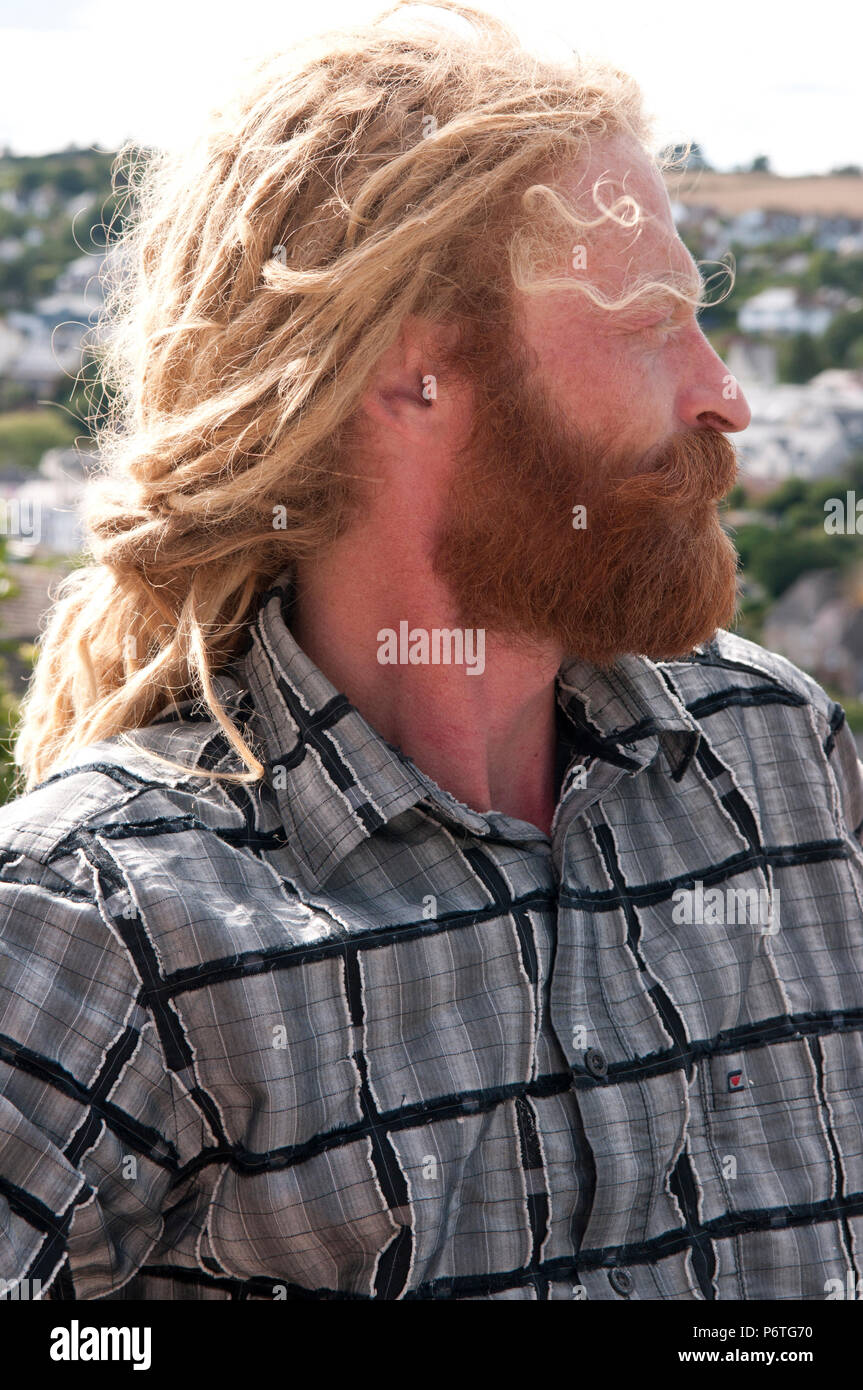 Porträt der Mann mit langen blonden dreadlocks und Ingwer Bart und  Schnurrbart Stockfotografie - Alamy