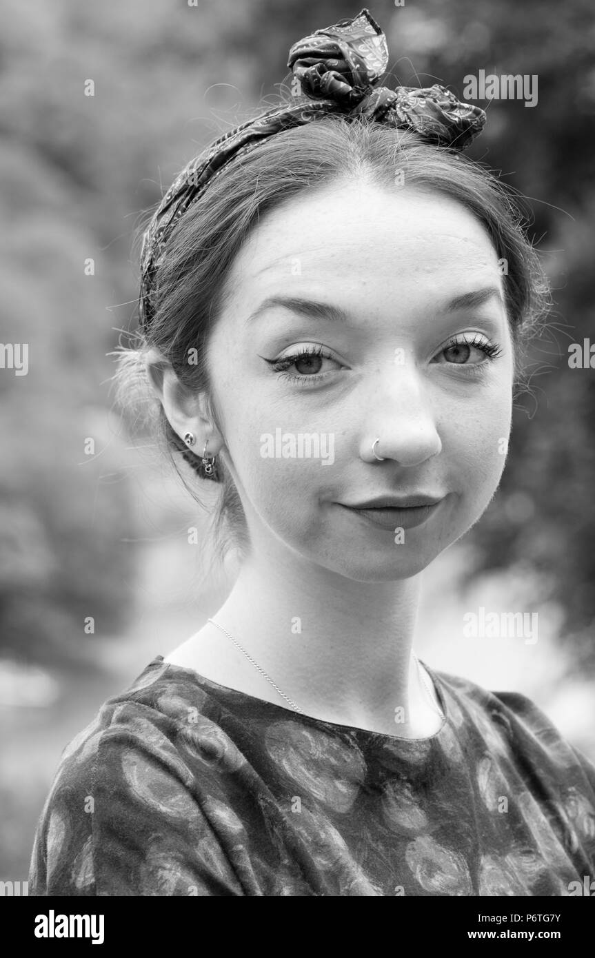 Schwarz-weiß-Porträt der jungen Frau Stockfoto