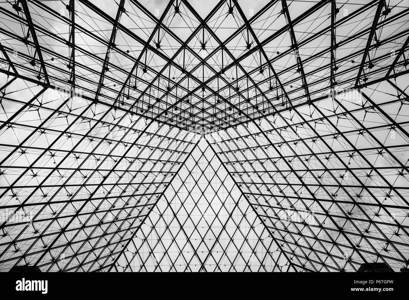 Linien der Pyramide im Louvre Stockfoto