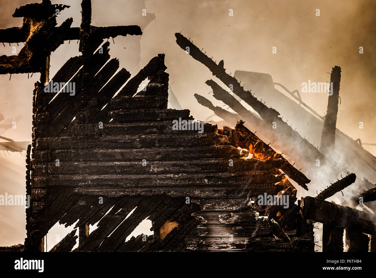 Die Holzwand mit viel Rauch verbrannt Stockfoto