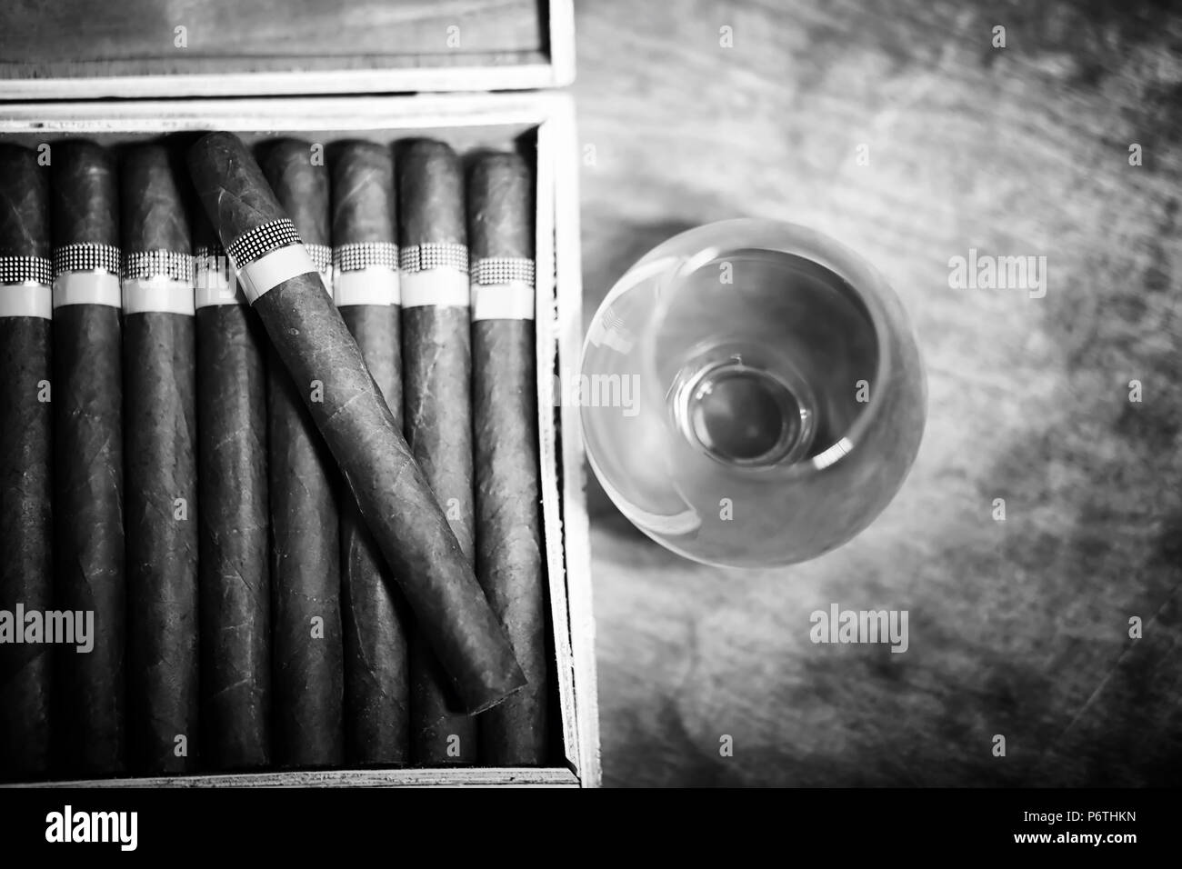 Im Retrostil Foto von großen Feld der kubanischen Zigarren auf einen hölzernen Tisch in ein vorzeigbares Paket Stockfoto