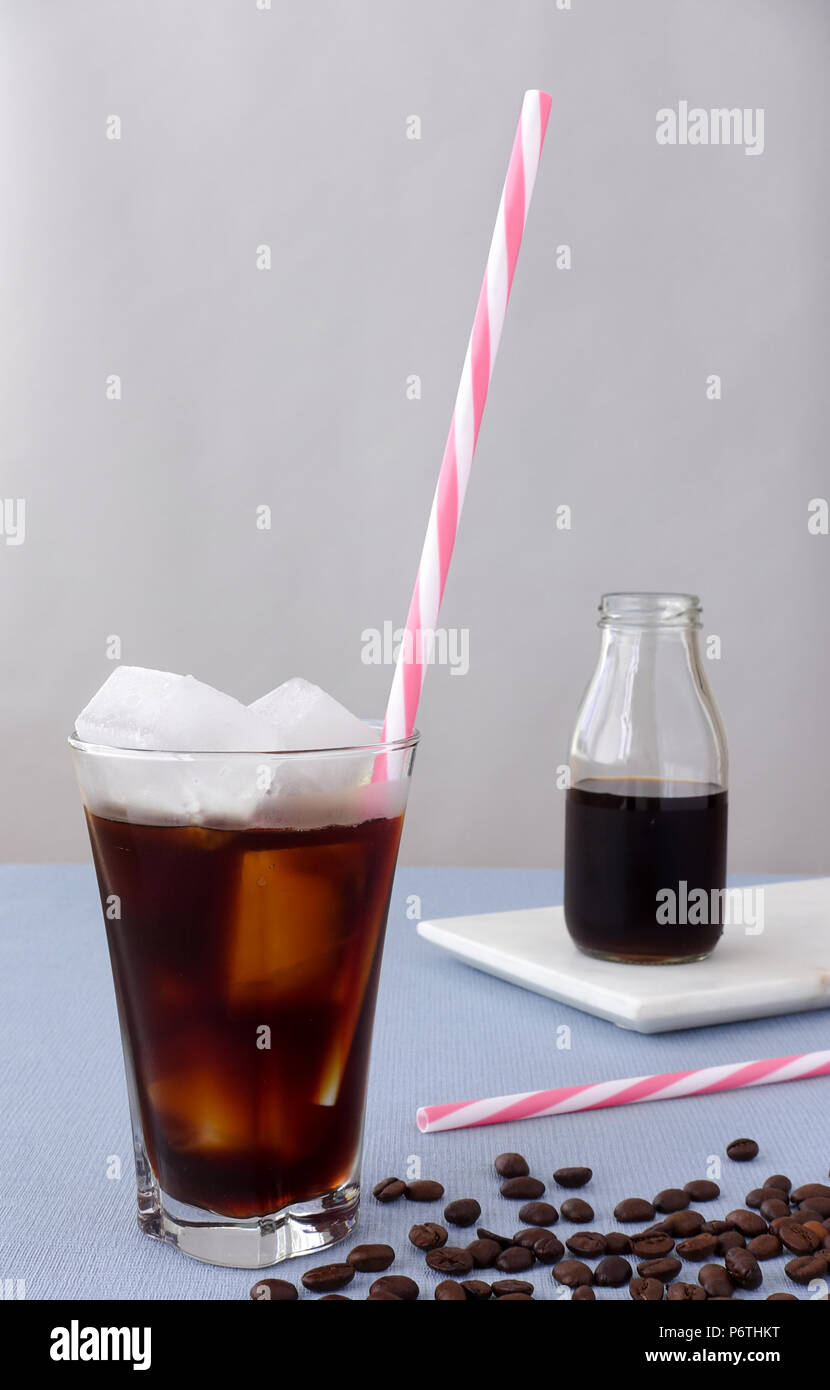 Glas mit kaltem Kaffee brühen und eine Flasche kaltes Bier konzentrieren. Stockfoto