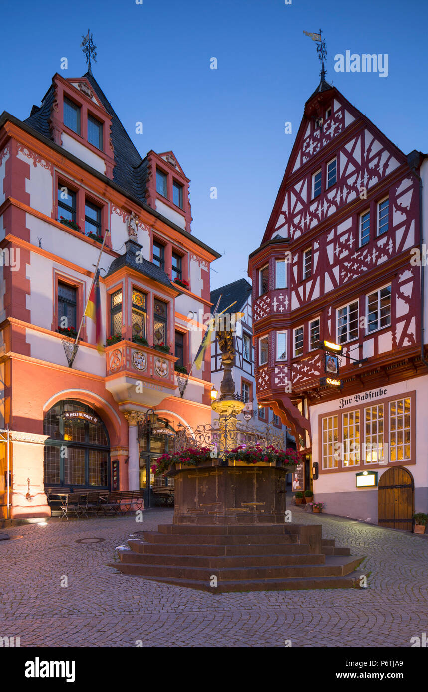 Marktplatz in der Dämmerung, Bernkastel-Kues, Rheinland-Pfalz, Deutschland Stockfoto
