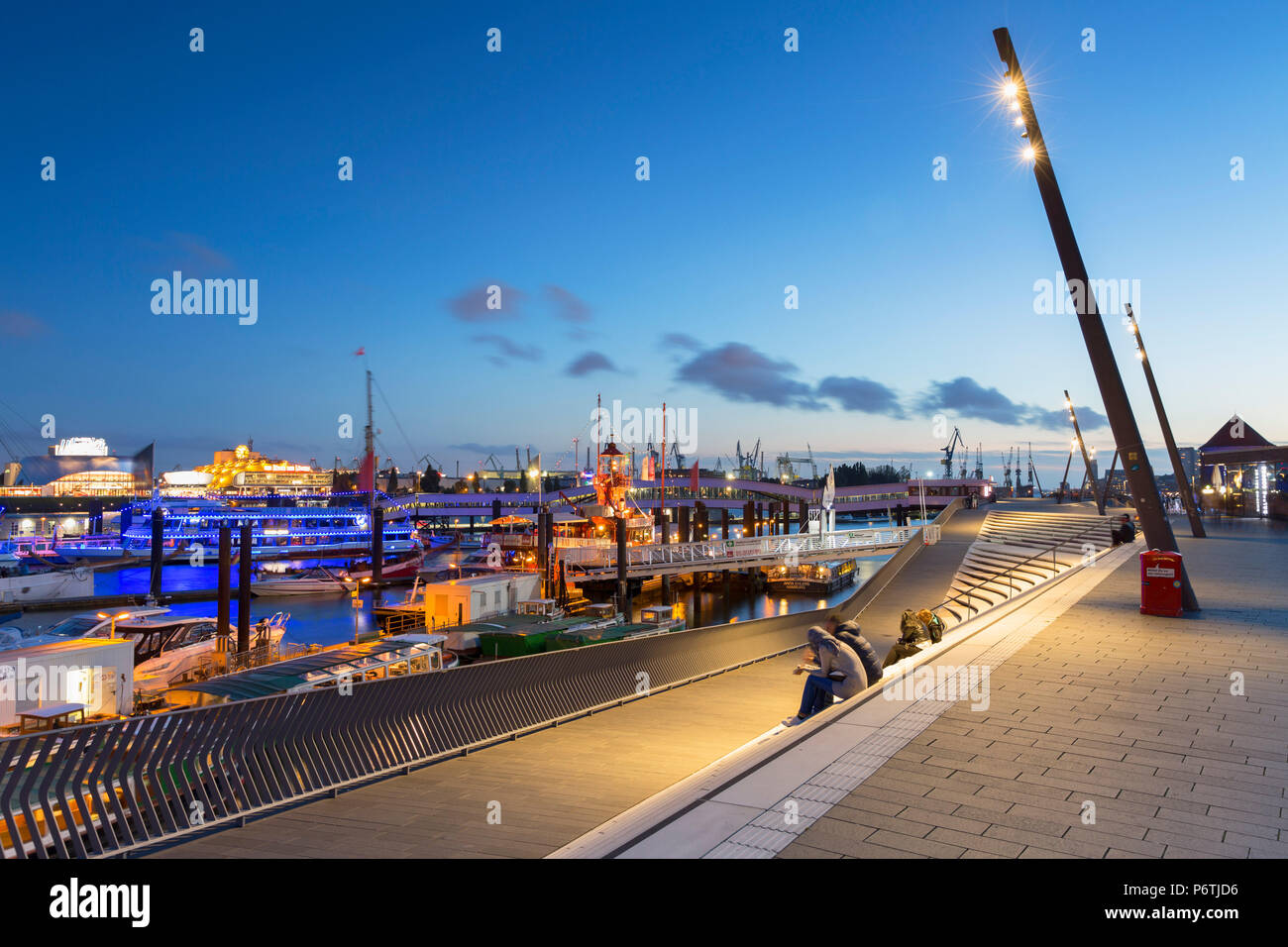 Elbpromenade und Hafen, Hamburg, Deutschland Stockfoto