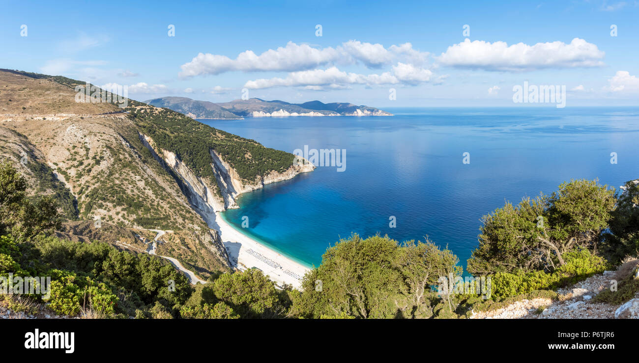 Berühmte Myrtos Beach von oben. Kefalonia, griechische Inseln, Griechenland Stockfoto