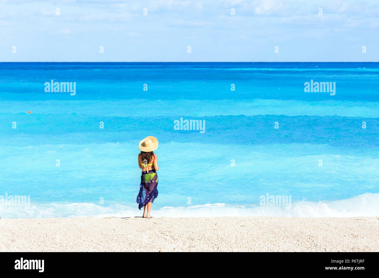 Frau mit Strohhut auf dem berühmten myrtos Beach. Kefalonia, griechische Inseln, Griechenland (MR) Stockfoto
