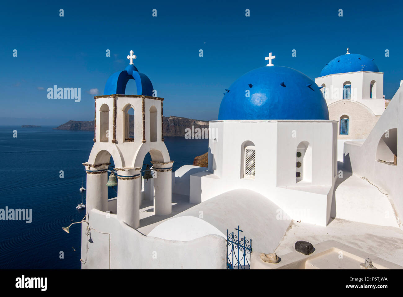 Griechisch-orthodoxe Kirche mit blauen Kuppeln in Oia, Santorini, südliche Ägäis, Griechenland Stockfoto