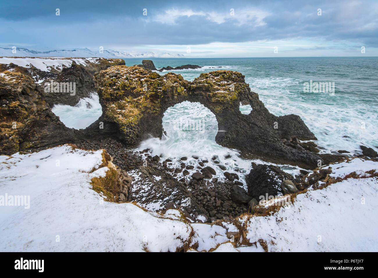 Arnarstapi, Snaefellsness Halbinsel, Western Island, Europa. Der Arch Rock von Gatklettur im Winter Stockfoto