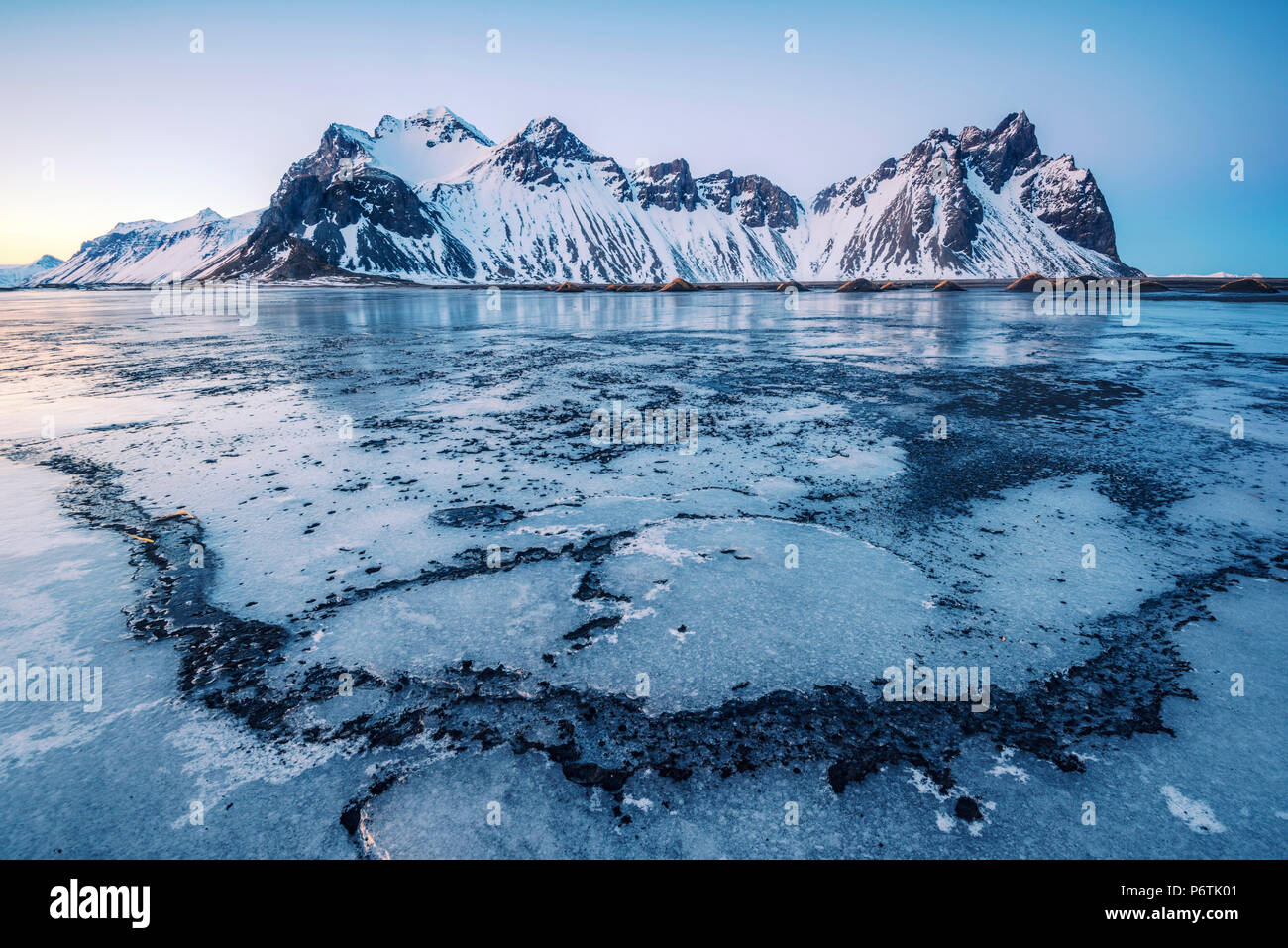 Stokksnes, Ost Island, Europa. Vestrahorn Berg in einem gefrorenen Winterlandschaft. Stockfoto