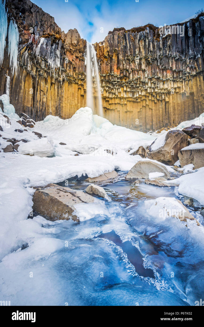 Nationalpark Skaftafell, Southern Island, Europa. Svartifoss waterall in einem gefrorenen Winterlandschaft. Stockfoto