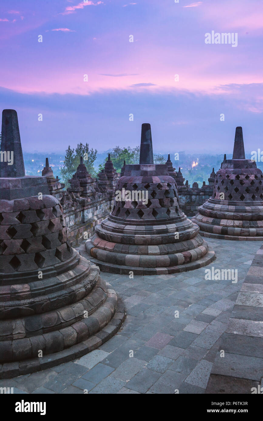 Yogyakarta, Java, Indonesien, Südostasien. Borobudur Tempel in der Abenddämmerung. Stockfoto