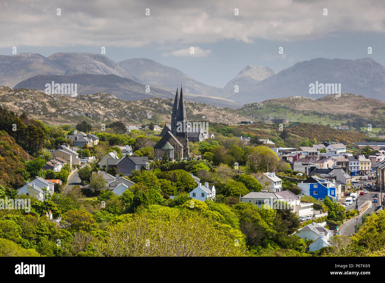 Irland, im County Galway, Clifden, erhöhten Blick auf die Stadt. Stockfoto