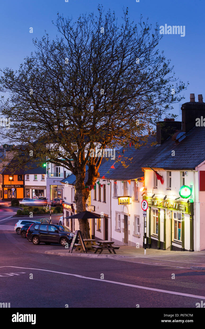 Irland, County Mayo, Westport, Blick auf die Stadt vom Octagon, Dämmerung Stockfoto