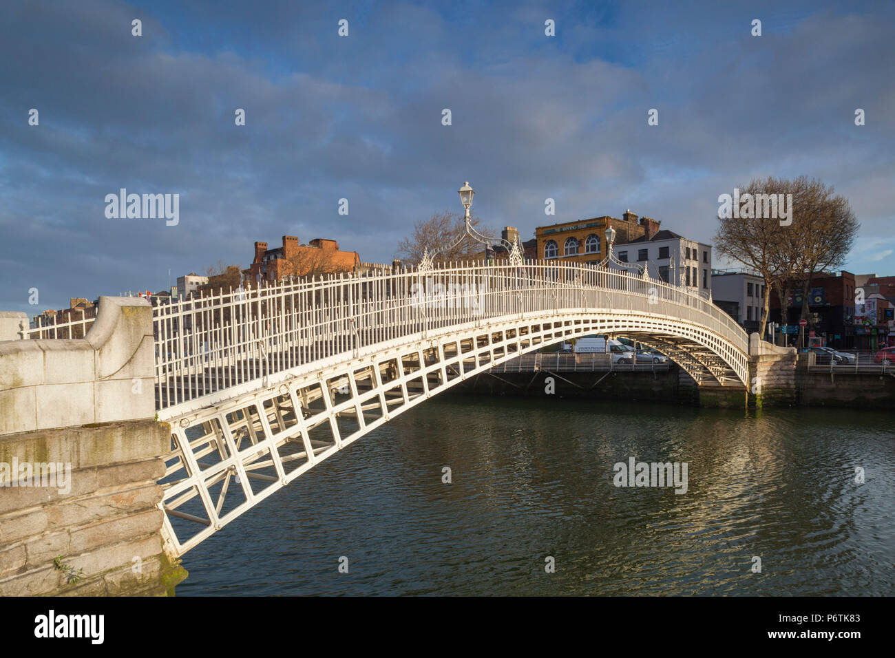 Irland, Dublin, Hapenny Brücke über den Fluss Liffey Stockfoto