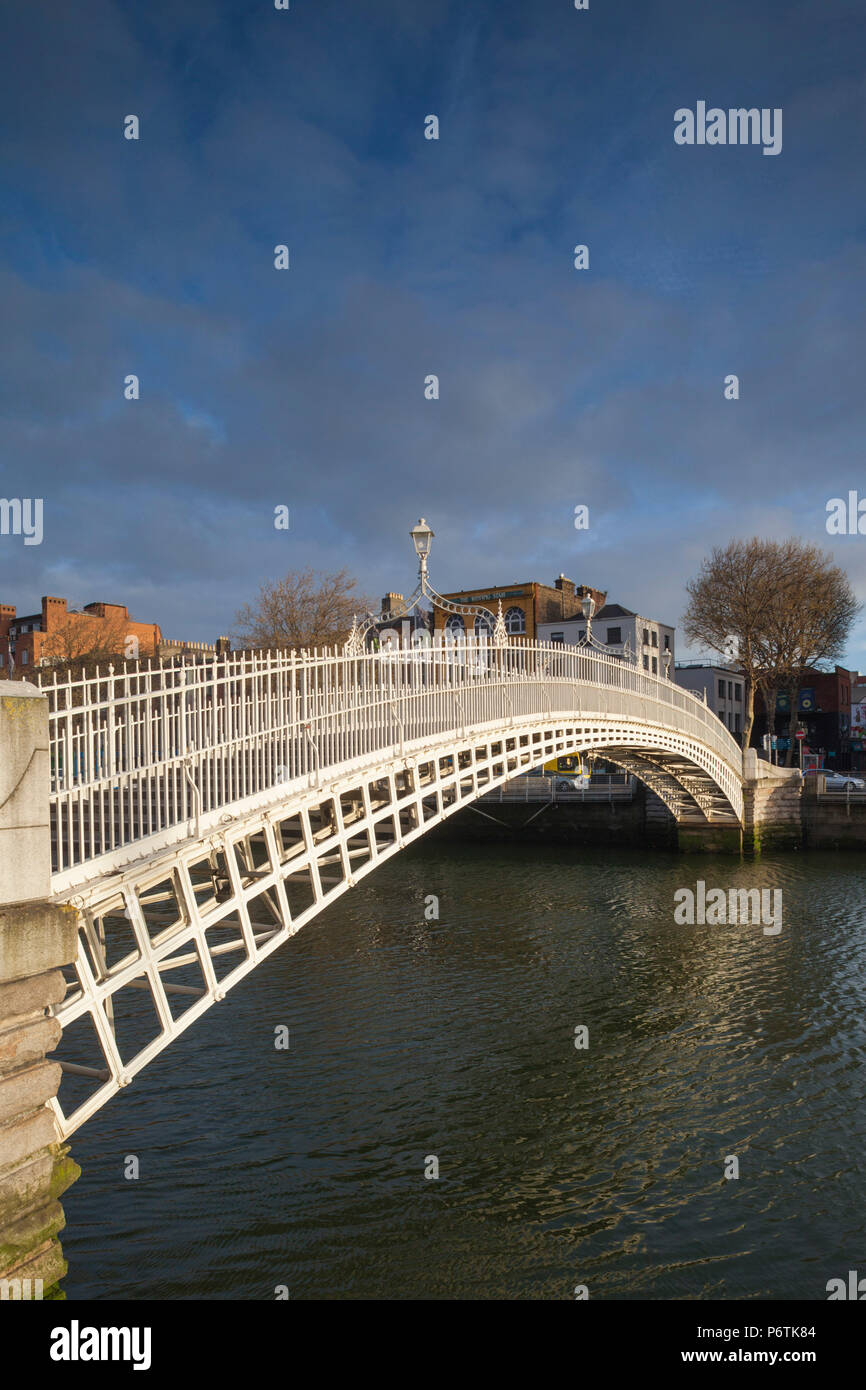 Irland, Dublin, Hapenny Brücke über den Fluss Liffey Stockfoto