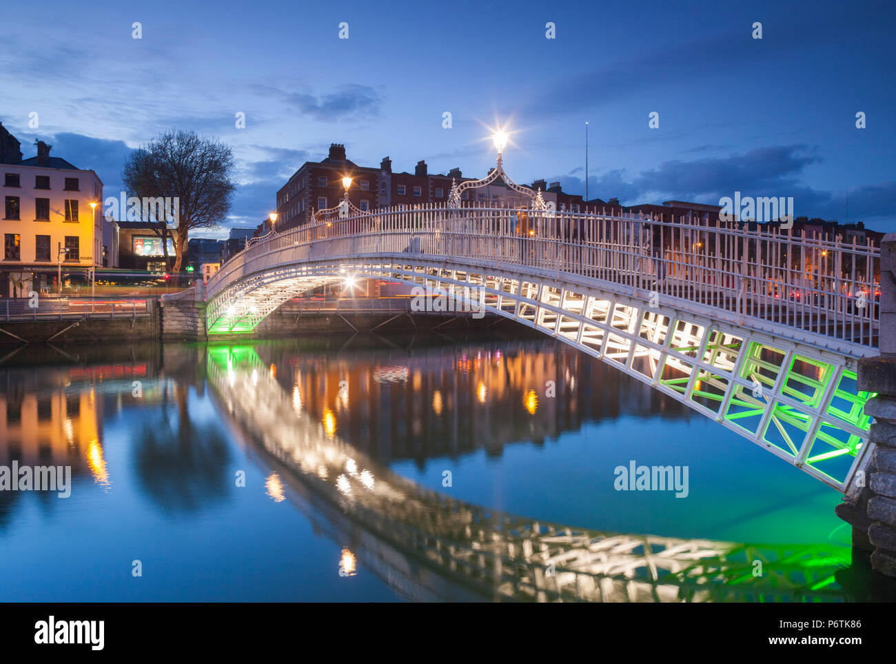 Irland, Dublin, Hapenny Brücke über den Fluss Liffey, Dämmerung Stockfoto