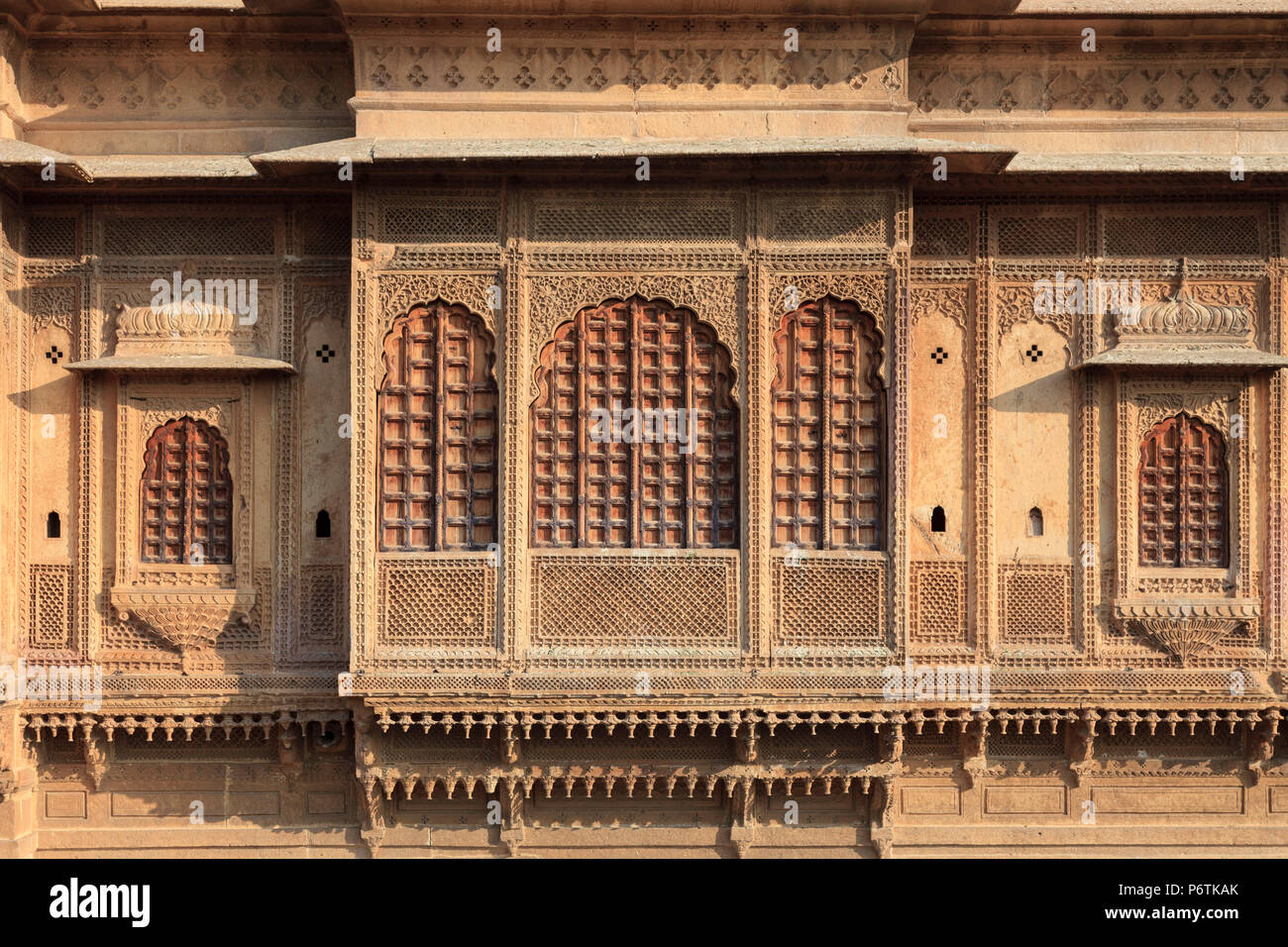 Indien, Rajasthan, Jaisalmer, Altstadt, er Ki Haveli (traditionelle kunstvoll verzierte Residenz) Stockfoto