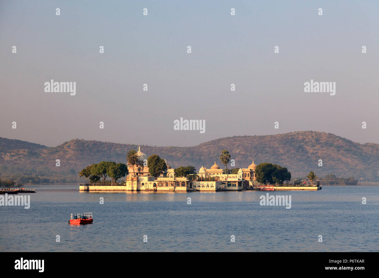 Indien, Rajasthan, Udaipur, Lake Pichola und Jagmandir Palace Stockfoto