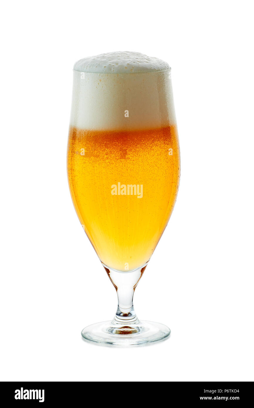 Glas Bier mit Schaum auf Weiß Stockfoto
