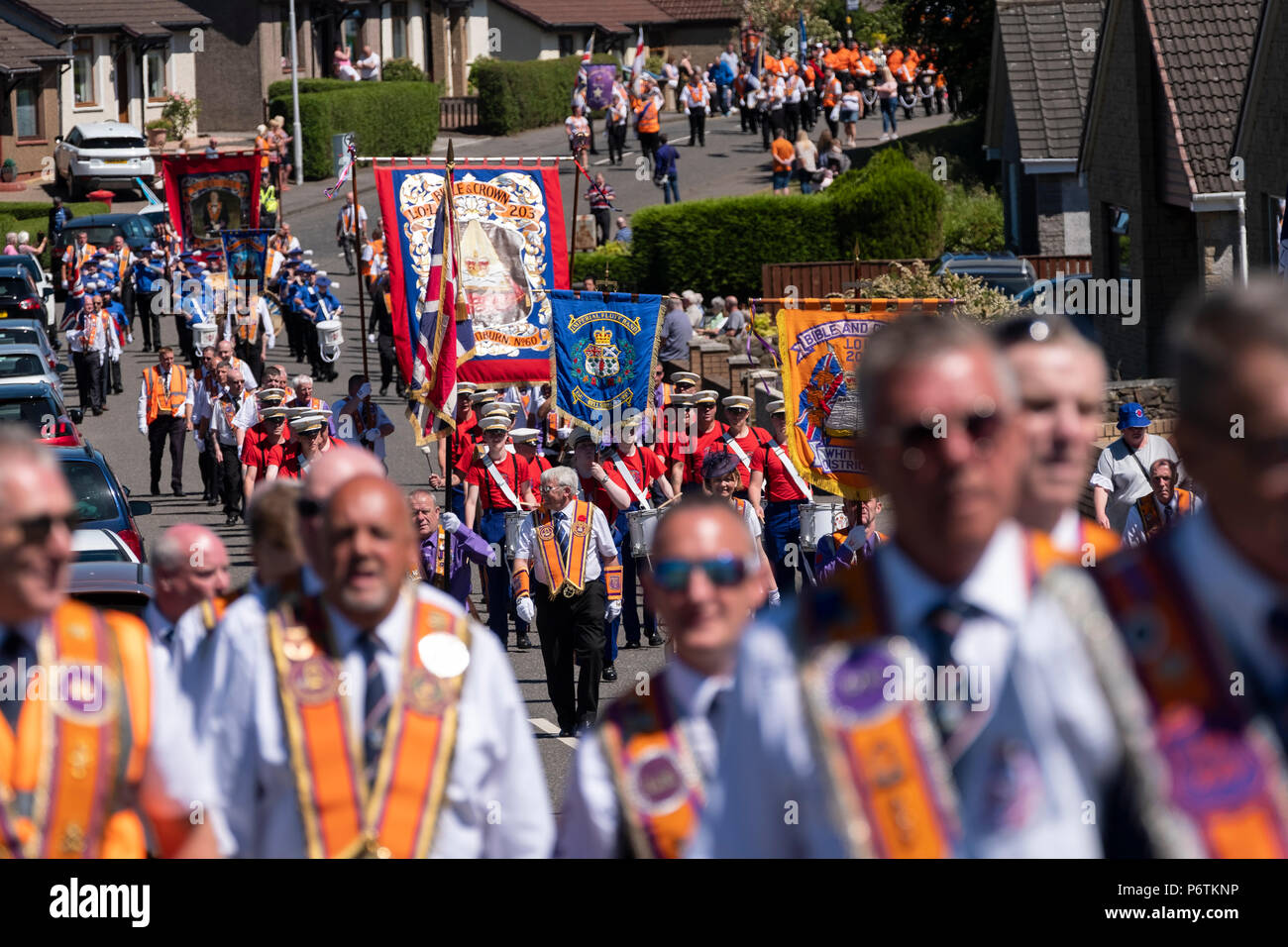 Cowdenbeath, Schottland, Großbritannien. 30 Juni, 2018. Mehr als 4000 Demonstranten nehmen an der jährlichen Schlacht am Boyne Orange Walk in Cowdenbeath, Fife. Der Weg w Stockfoto