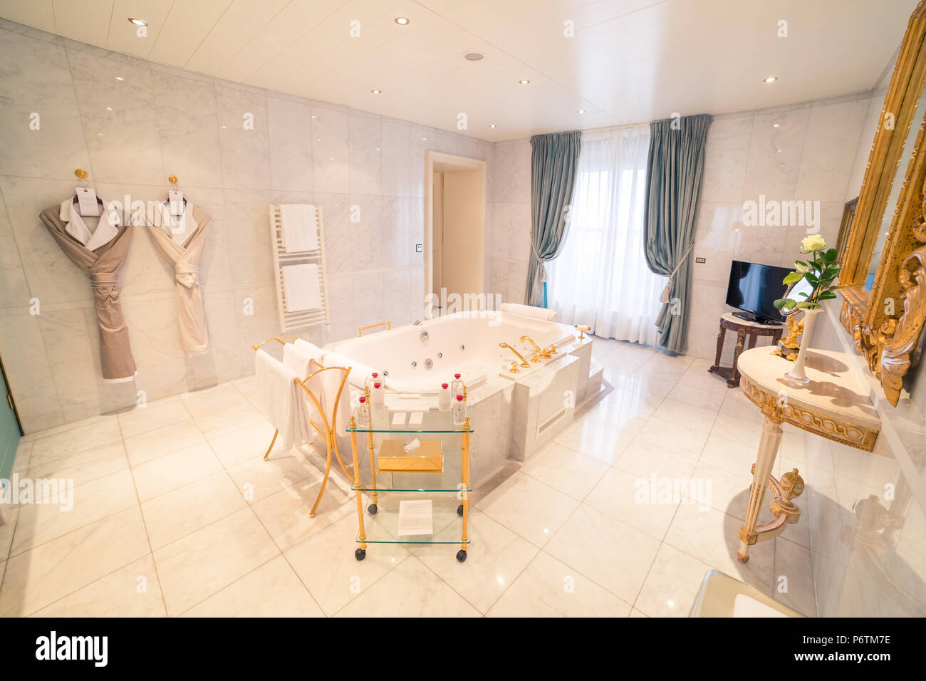 Luxus Hotel in Weiß und Gold Bad Suite Stockfoto