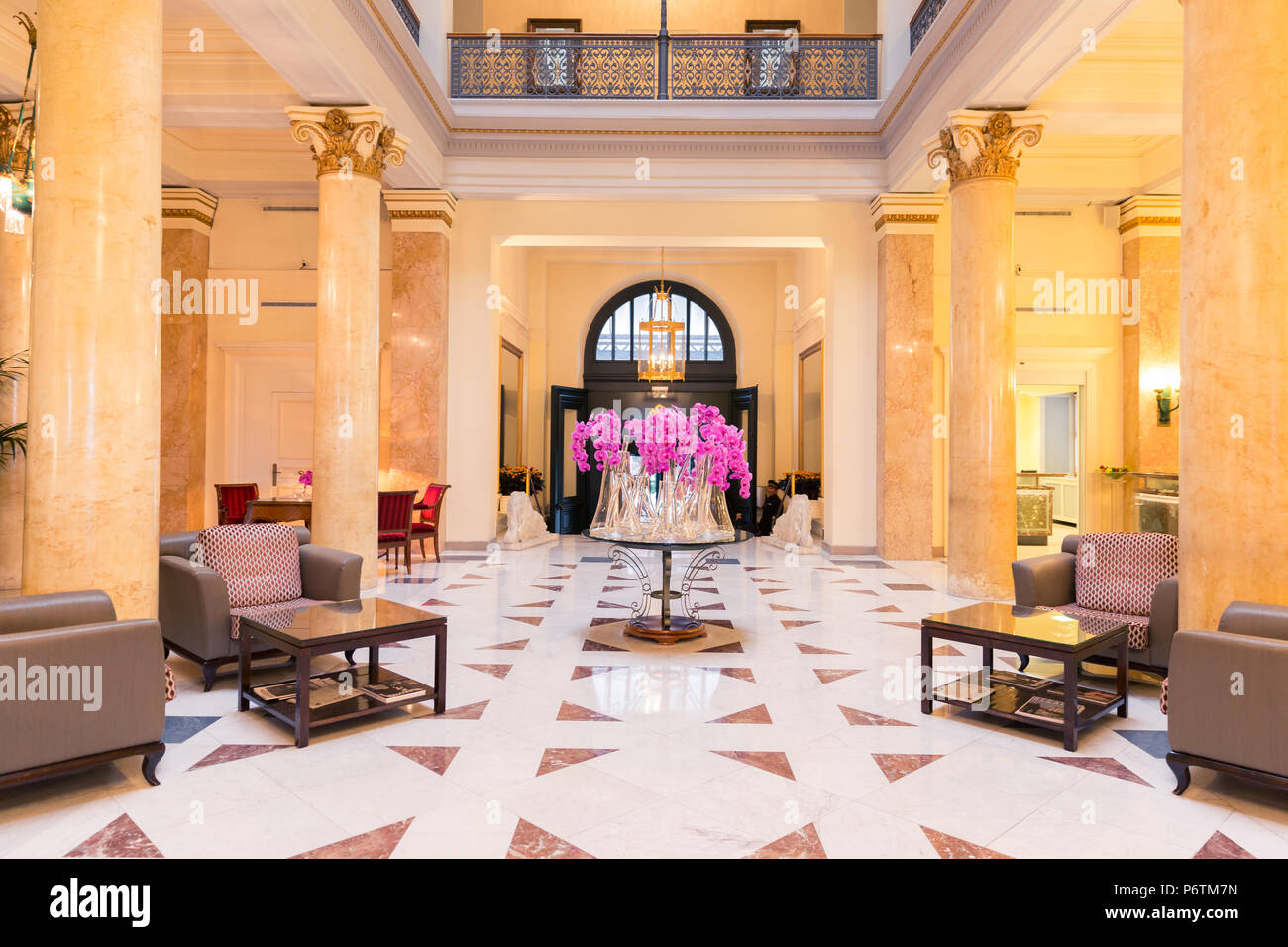 Luxus Hotel in Weiß und Gold Eingangshalle mit Rosa Orchideen Stockfoto