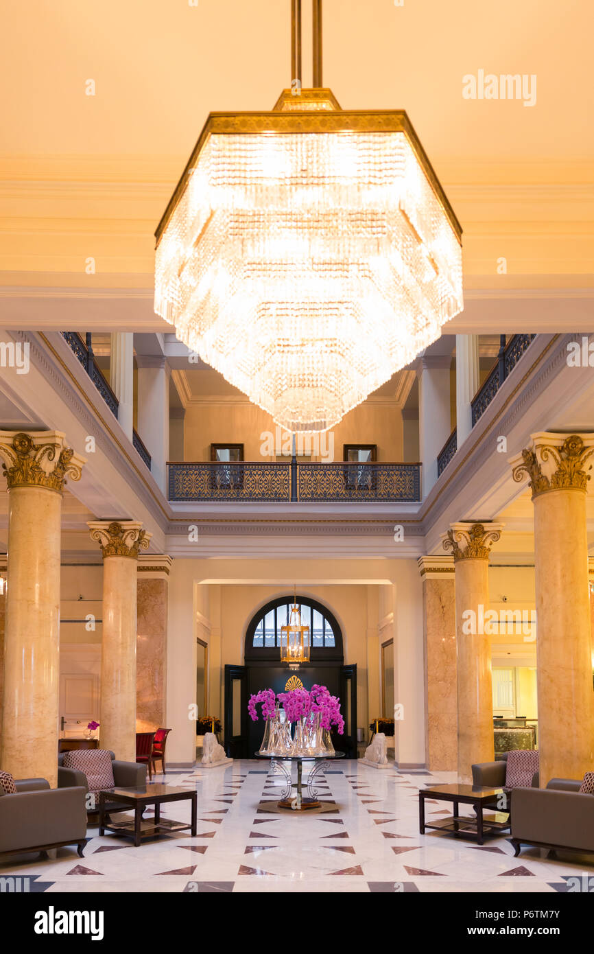 Luxus Hotel in Weiß und Gold Eingangshalle mit Kristall Beleuchtung Stockfoto