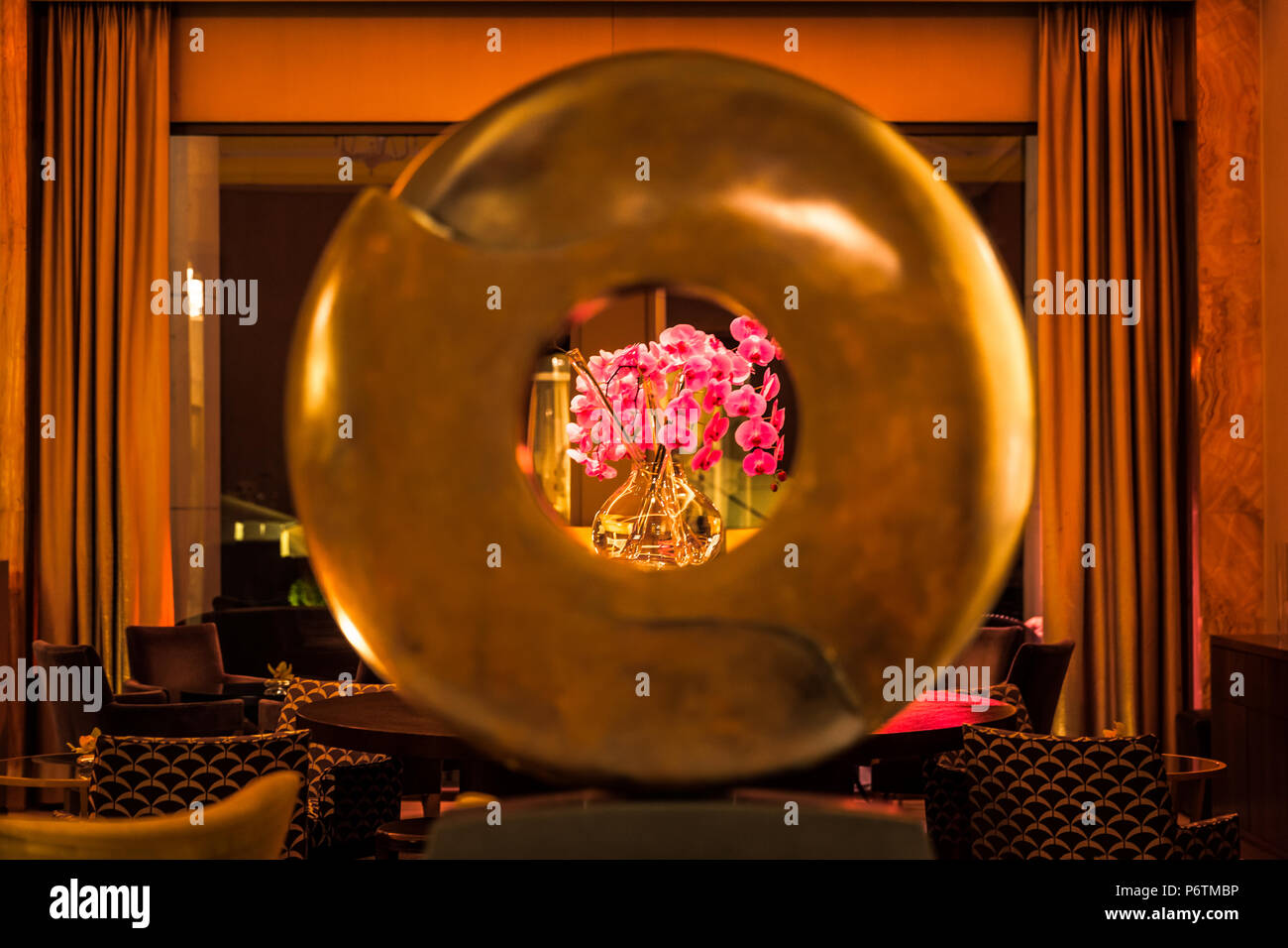 Luxus Hotel Umlauf Skulptur mit Rosa Orchideen im Hintergrund Stockfoto
