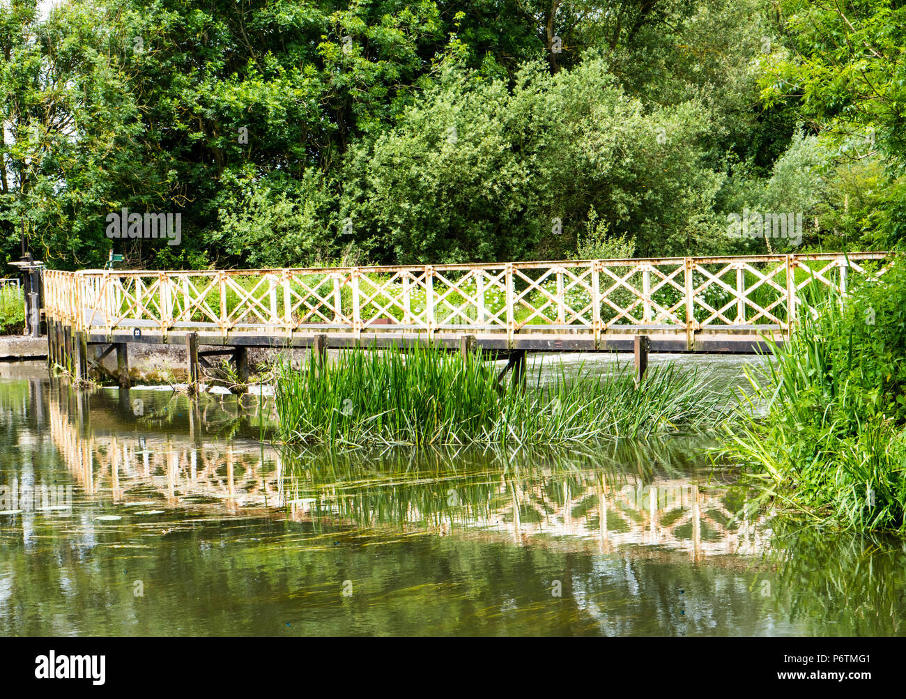 Bei Theale, Kennet, Berkshire, England, UK, GB Wier. Stockfoto