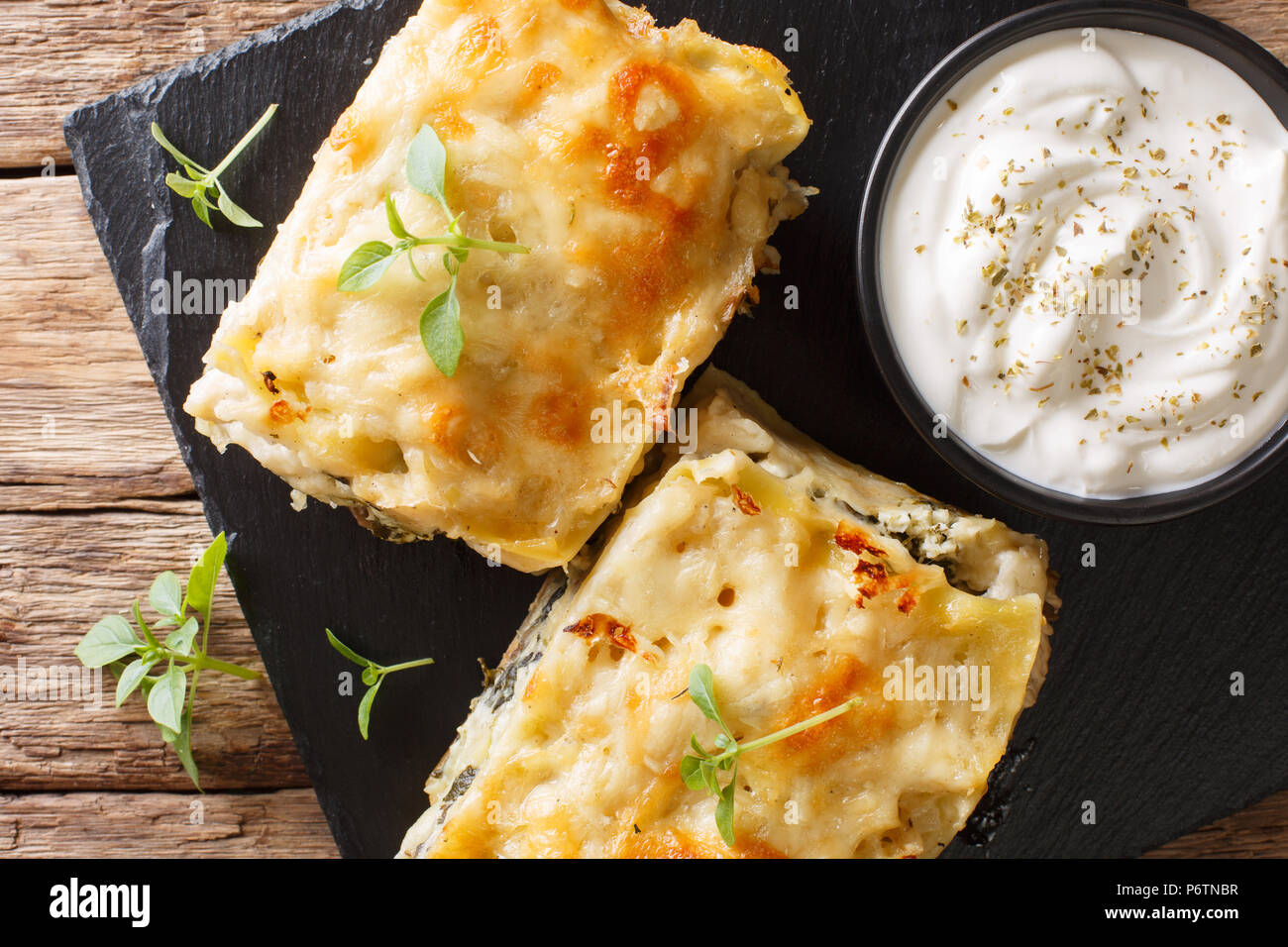 Weisse Lasagne mit Huhn, Wald, Pilze, Käse und Bechamelsauce sauce Close-up auf einer Schiefertafel Platte. horizontal oben Ansicht von oben Stockfoto