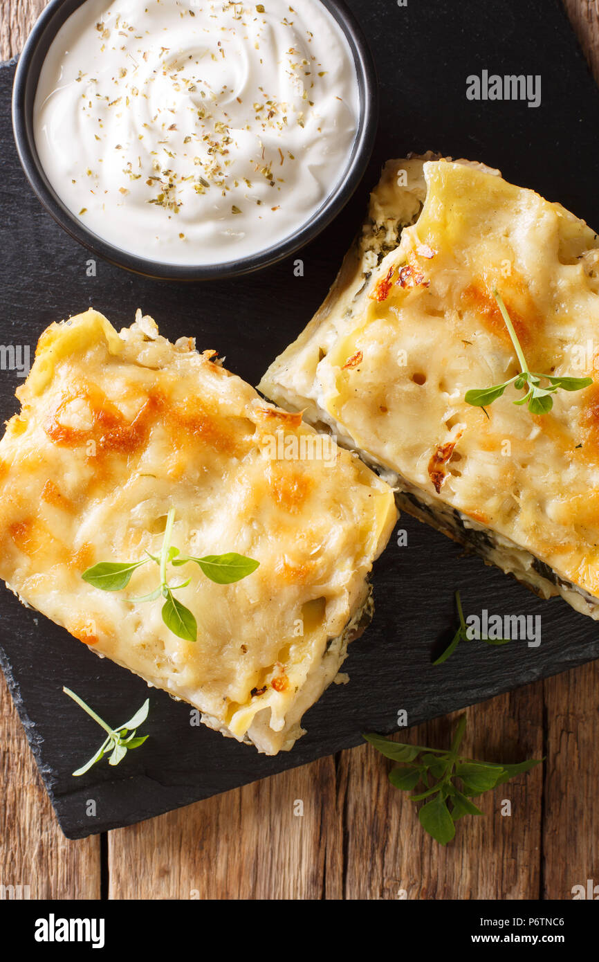 Weisse Lasagne mit Huhn, Wald, Pilze, Käse und Bechamelsauce sauce Close-up auf einer Schiefertafel Platte. Vertikal oben Ansicht von oben Stockfoto