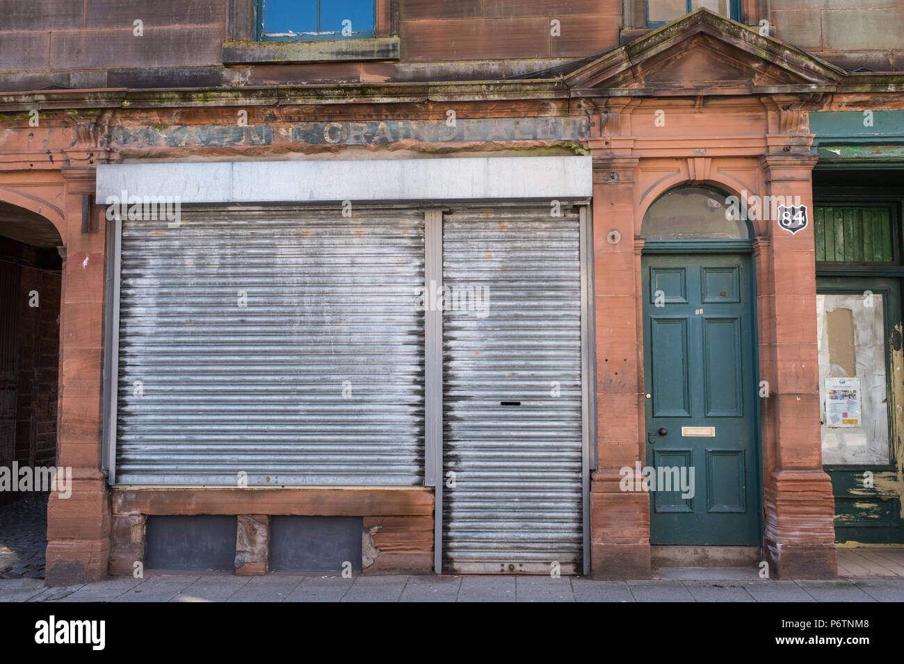 Leer Shop mit Rollläden in Queensberry Street, Dumfries, Schottland geschlossen. Stockfoto