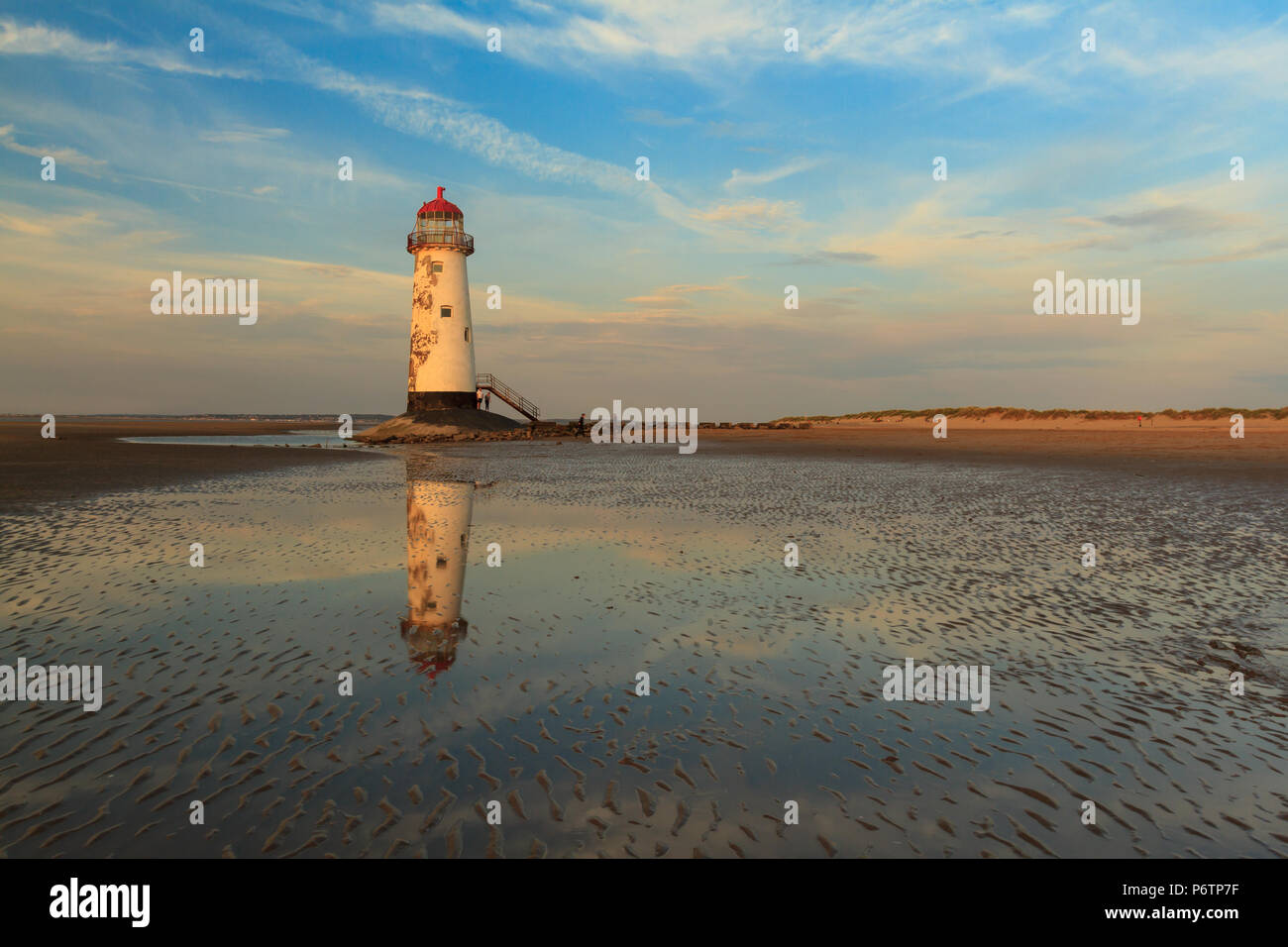 Abendlicht am Point of Ayr (talacre) Leuchtturm, an der Küste von Nordwales Stockfoto